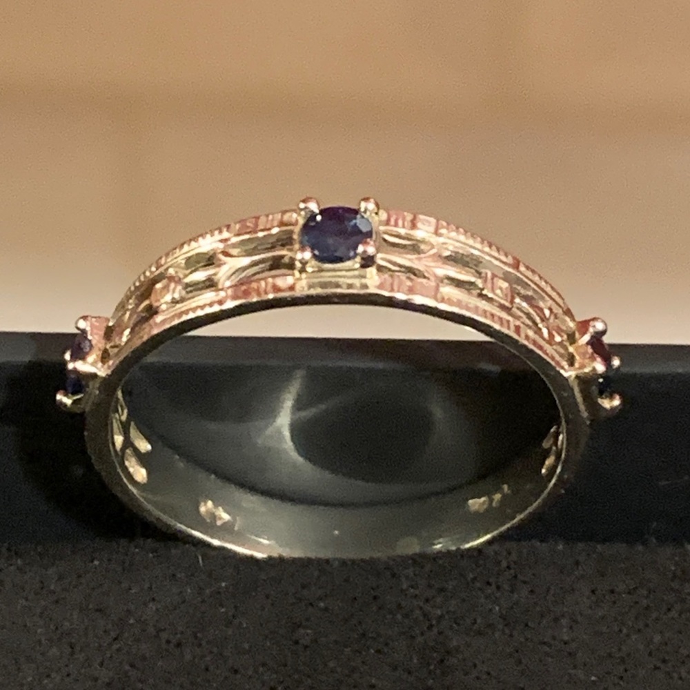 Sapphire ring in 14K gold. Size 7
